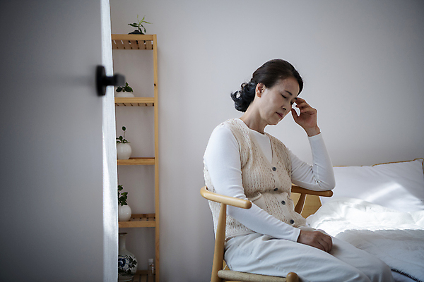 포토 JPG 여자 노년 할머니 의자 스트레스 실내 한명 앉기 상반신 옆모습 실버라이프 눈감음 턱괴기 침실 고통 한국인 60대 고민 노인여자한명만 국내포토 1 라이프스타일 감정 뷰포인트 가구 모션 사람 동양인 성인 내부 여자한명만 노인여자만 파일형식