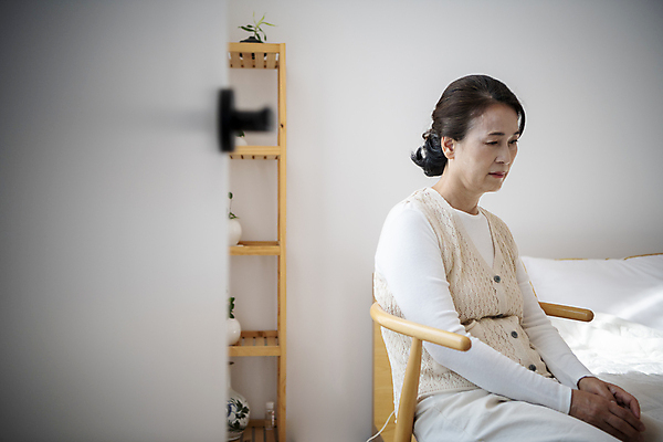 포토 JPG 여자 노년 할머니 의자 실내 한명 앉기 상반신 옆모습 실버라이프 침실 고통 한국인 고독 60대 고민 비네팅 노인여자한명만 국내포토 1 라이프스타일 감정 뷰포인트 가구 모션 촬영기법 사람 동양인 성인 내부 여자한명만 노인여자만 파일형식