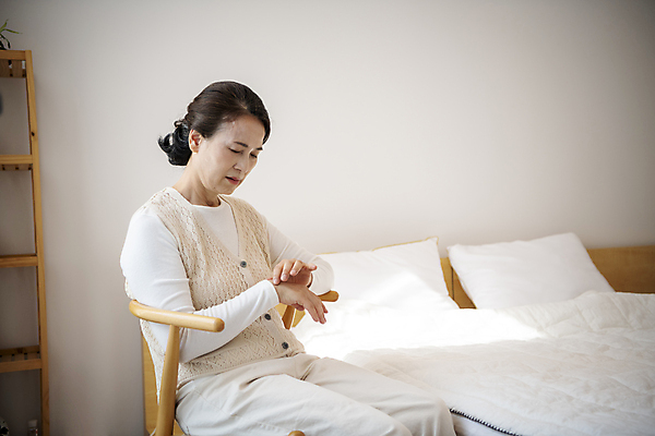 포토 JPG 응시 여자 노년 할머니 의자 실내 한명 앉기 상반신 옆모습 실버라이프 손들기 침실 한국인 60대 고민 노인여자한명만 불편함 국내포토 1 라이프스타일 시선 감정 뷰포인트 가구 모션 사람 동양인 성인 내부 감각 여자한명만 노인여자만 파일형식