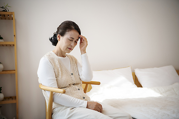 포토 JPG 여자 노년 할머니 의자 실내 한명 앉기 상반신 옆모습 실버라이프 눈감음 침실 고통 한국인 60대 두통 손짚기 노인여자한명만 불편함 국내포토 1 라이프스타일 감정 뷰포인트 가구 모션 사람 동양인 손짓 성인 내부 감각 질병 여자한명만 노인여자만 파일형식