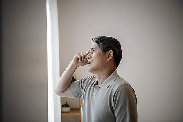 포토 JPG 응시 할아버지 노년 남자 실내 한명 서기 상반신 옆모습 실버라이프 손들기 침실 한국인 60대 고민 비네팅 손짚기 노인남자한명만 국내포토 1 라이프스타일 시선 감정 뷰포인트 모션 촬영기법 사람 동양인 손짓 성인 내부 남자한명만 노인남자만 파일형식