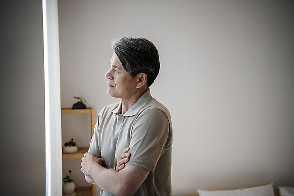 포토 JPG 응시 할아버지 노년 남자 실내 한명 서기 상반신 옆모습 실버라이프 팔짱 침실 한국인 60대 고민 노인남자한명만 국내포토 1 라이프스타일 시선 감정 뷰포인트 모션 사람 동양인 성인 내부 남자한명만 노인남자만 파일형식