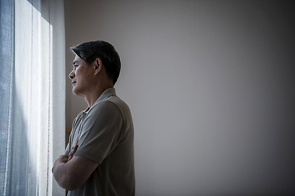 포토 JPG 응시 할아버지 노년 남자 실내 한명 서기 상반신 옆모습 실버라이프 팔짱 침실 한국인 고독 60대 창가 고민 노인남자한명만 국내포토 1 라이프스타일 시선 감정 뷰포인트 창문 모션 사람 동양인 성인 내부 남자한명만 노인남자만 파일형식