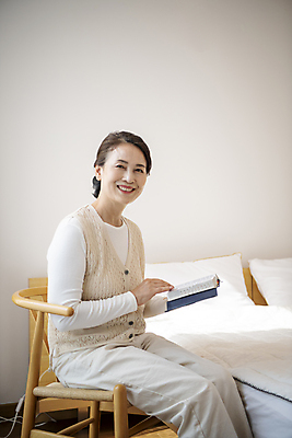 포토 JPG 응시 여자 노년 할머니 의자 실내 한명 미소 들기 앉기 상반신 실버라이프 성경 한국인 침대 60대 즐거움 노인여자한명만 국내포토 1 라이프스타일 시선 감정 가구 종교용품 모션 표정 사람 동양인 성인 내부 여자한명만 노인여자만 파일형식