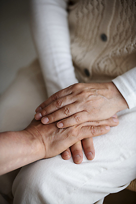 포토 JPG 손 여자 노년 실내 한명 앉기 상반신 옆모습 신체부위 실버라이프 손잡기 노부부 한국인 60대 위로 부부라이프 노인여자한명만 놓기 국내포토 1 라이프스타일 부부 뷰포인트 모션 사람 동양인 성인 내부 여자한명만 노인여자만 파일형식