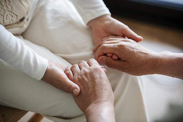 포토 JPG 손 여자 노년 실내 한명 앉기 옆모습 신체부위 실버라이프 손잡기 노부부 한국인 하반신 잡기 60대 위로 부부라이프 노인여자한명만 국내포토 1 라이프스타일 부부 뷰포인트 모션 사람 동양인 성인 내부 여자한명만 노인여자만 파일형식