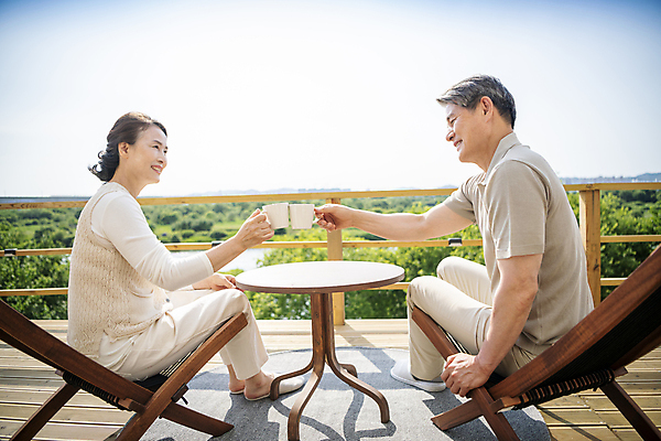 포토 JPG 주간 전신 여자 할아버지 노년 남자 행복 할머니 여유 커피 의자 휴식 미소 들기 앉기 야외 두명 뒷모습 실버라이프 마주보기 노부부 한국인 60대 커피잔 즐거움 건배 야외테라스 부부라이프 노인만 국내포토 자연요소 라이프스타일 부부 감정 음료 뷰포인트 가구 컨셉 모션 잔 표정 사람 동양인 성인 발코니 성인만 파일형식