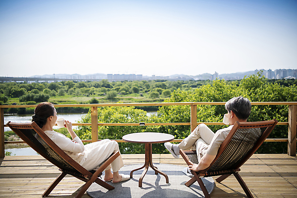 포토 JPG 주간 전신 여자 할아버지 노년 남자 행복 할머니 여유 커피 휴식 미소 들기 앉기 야외 두명 뒷모습 실버라이프 노부부 기댐 한국인 마시기 다리꼬기 60대 커피잔 즐거움 부부라이프 노인만 국내포토 자연요소 라이프스타일 부부 감정 음료 뷰포인트 컨셉 모션 잔 표정 사람 동양인 성인 성인만 파일형식