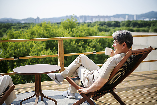 포토 JPG 주간 전신 응시 할아버지 노년 남자 여유 커피 휴식 한명 미소 들기 앉기 야외 옆모습 실버라이프 노부부 기댐 한국인 다리꼬기 60대 커피잔 야외테라스 싱글라이프 국내포토 자연요소 1 라이프스타일 부부 시선 감정 음료 뷰포인트 컨셉 모션 잔 표정 사람 동양인 성인 발코니 파일형식