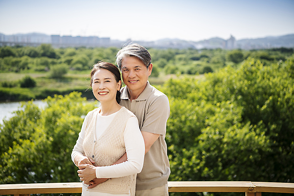 포토 JPG 주간 응시 여자 할아버지 노년 남자 행복 할머니 서기 미소 상반신 야외 두명 앞모습 옆모습 실버라이프 노부부 한국인 60대 즐거움 백허그 야외테라스 부부라이프 노인만 국내포토 자연요소 라이프스타일 부부 시선 감정 뷰포인트 모션 포옹 표정 사람 동양인 성인 발코니 성인만 파일형식