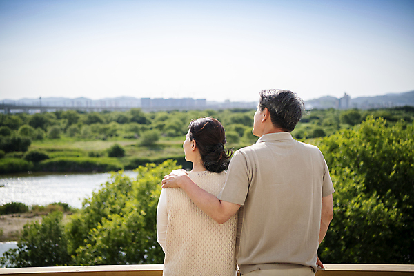 포토 JPG 주간 응시 여자 할아버지 노년 남자 행복 할머니 서기 상반신 야외 두명 뒷모습 실버라이프 노부부 한국인 60대 즐거움 야외테라스 부부라이프 노인만 어깨에손 국내포토 자연요소 라이프스타일 부부 시선 감정 뷰포인트 모션 사람 동양인 성인 발코니 성인만 파일형식