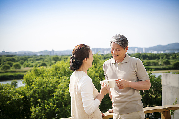 포토 JPG 주간 응시 여자 할아버지 노년 남자 행복 할머니 서기 미소 들기 상반신 야외 두명 앞모습 뒷모습 실버라이프 마주보기 노부부 기댐 한국인 60대 커피잔 즐거움 야외테라스 부부라이프 노인만 국내포토 자연요소 라이프스타일 부부 시선 감정 커피 뷰포인트 모션 잔 표정 사람 동양인 성인 발코니 성인만 파일형식