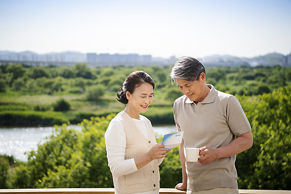 포토 JPG 주간 응시 여자 할아버지 노년 남자 행복 할머니 서기 미소 들기 상반신 야외 두명 앞모습 옆모습 실버라이프 노부부 기댐 한국인 60대 커피잔 즐거움 통장 야외테라스 부부라이프 노인만 국내포토 자연요소 라이프스타일 부부 시선 감정 커피 뷰포인트 모션 잔 표정 사람 동양인 성인 금융 발코니 성인만 파일형식