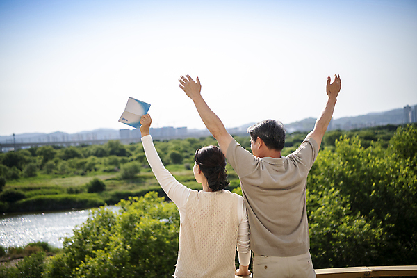 포토 JPG 주간 여자 할아버지 노년 남자 행복 할머니 팔벌리기 서기 상반신 야외 두명 뒷모습 실버라이프 손들기 노부부 만세 한국인 60대 즐거움 통장 야외테라스 부부라이프 노인만 국내포토 자연요소 라이프스타일 부부 감정 뷰포인트 모션 사람 동양인 성인 금융 발코니 성인만 파일형식