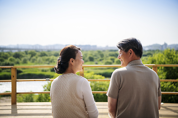 포토 JPG 주간 응시 여자 할아버지 노년 남자 행복 할머니 여유 미소 앉기 상반신 야외 두명 뒷모습 실버라이프 마주보기 노부부 한국인 60대 즐거움 나란히 야외테라스 부부라이프 노인만 국내포토 자연요소 라이프스타일 부부 시선 감정 뷰포인트 모션 표정 사람 동양인 성인 발코니 성인만 파일형식