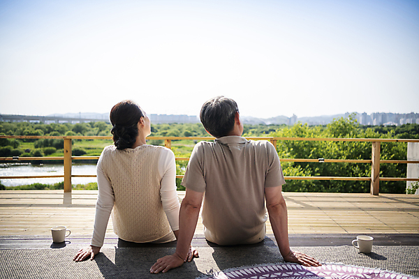 포토 JPG 주간 응시 여자 할아버지 노년 남자 행복 할머니 여유 앉기 상반신 야외 두명 뒷모습 실버라이프 노부부 기댐 한국인 60대 커피잔 즐거움 야외테라스 부부라이프 노인만 국내포토 자연요소 라이프스타일 부부 시선 감정 커피 뷰포인트 모션 잔 사람 동양인 성인 발코니 성인만 파일형식