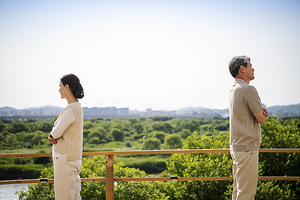 포토 JPG 주간 여자 할아버지 노년 남자 할머니 서기 상반신 야외 두명 옆모습 실버라이프 팔짱 노부부 한국인 등돌리기 분노 60대 부부싸움 갈등 야외테라스 부부라이프 노인만 국내포토 자연요소 라이프스타일 부부 감정 뷰포인트 모션 사람 동양인 성인 발코니 싸움 성인만 파일형식