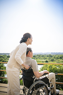 포토 JPG 주간 전신 응시 여자 할아버지 노년 남자 행복 할머니 서기 미소 앉기 상반신 야외 두명 뒷모습 실버라이프 노부부 한국인 잡기 60대 간호 즐거움 휠체어 야외테라스 부부라이프 노인만 국내포토 자연요소 라이프스타일 부부 시선 감정 뷰포인트 모션 표정 사람 동양인 성인 발코니 성인만 파일형식