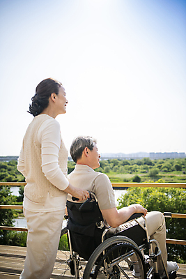 포토 JPG 주간 전신 응시 여자 할아버지 노년 남자 행복 할머니 서기 미소 앉기 상반신 야외 두명 옆모습 뒷모습 실버라이프 노부부 한국인 잡기 60대 간호 즐거움 휠체어 야외테라스 부부라이프 노인만 국내포토 자연요소 라이프스타일 부부 시선 감정 뷰포인트 모션 표정 사람 동양인 성인 발코니 성인만 파일형식