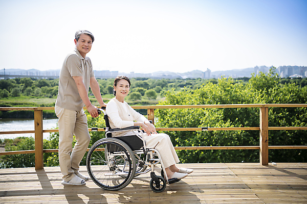 포토 JPG 주간 전신 응시 여자 할아버지 노년 남자 행복 할머니 서기 미소 앉기 야외 두명 옆모습 실버라이프 노부부 한국인 잡기 60대 간호 즐거움 휠체어 야외테라스 부부라이프 노인만 국내포토 자연요소 라이프스타일 부부 시선 감정 뷰포인트 모션 표정 사람 동양인 성인 발코니 성인만 파일형식