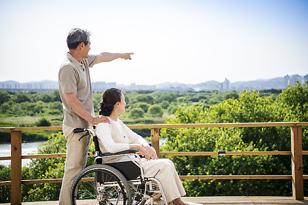 포토 JPG 주간 전신 응시 여자 할아버지 노년 남자 행복 할머니 서기 앉기 상반신 야외 두명 옆모습 실버라이프 손들기 노부부 한국인 가리킴 60대 간호 즐거움 휠체어 야외테라스 부부라이프 노인만 국내포토 자연요소 라이프스타일 부부 시선 감정 뷰포인트 모션 사람 동양인 손짓 성인 발코니 성인만 파일형식