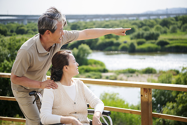 포토 JPG 주간 응시 여자 할아버지 노년 남자 행복 할머니 서기 미소 앉기 상반신 야외 두명 옆모습 실버라이프 손들기 노부부 한국인 가리킴 60대 간호 즐거움 휠체어 야외테라스 부부라이프 노인만 어깨에손 국내포토 자연요소 라이프스타일 부부 시선 감정 뷰포인트 모션 표정 사람 동양인 손짓 성인 발코니 성인만 파일형식