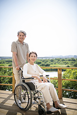 포토 JPG 주간 전신 응시 여자 할아버지 노년 남자 행복 할머니 서기 미소 앉기 야외 두명 옆모습 실버라이프 노부부 한국인 잡기 60대 간호 즐거움 휠체어 야외테라스 부부라이프 노인만 국내포토 자연요소 라이프스타일 부부 시선 감정 뷰포인트 모션 표정 사람 동양인 성인 발코니 성인만 파일형식