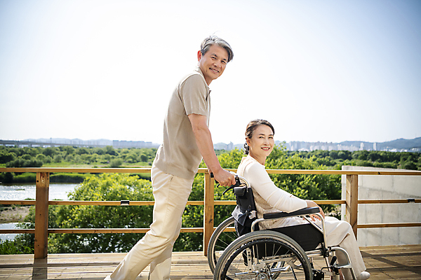포토 JPG 주간 전신 응시 여자 할아버지 노년 남자 행복 할머니 서기 미소 앉기 야외 두명 옆모습 실버라이프 노부부 한국인 잡기 60대 간호 즐거움 휠체어 야외테라스 부부라이프 노인만 국내포토 자연요소 라이프스타일 부부 시선 감정 뷰포인트 모션 표정 사람 동양인 성인 발코니 성인만 파일형식