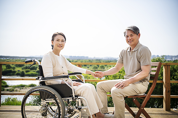 포토 JPG 주간 전신 응시 여자 할아버지 노년 남자 행복 할머니 미소 앉기 야외 두명 옆모습 실버라이프 손잡기 노부부 한국인 60대 간호 즐거움 휠체어 야외테라스 부부라이프 노인만 국내포토 자연요소 라이프스타일 부부 시선 감정 뷰포인트 모션 표정 사람 동양인 성인 발코니 성인만 파일형식