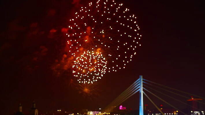 백그라운드 컨셉 공 하늘 추상 휴가 불꽃 조명 기념 불꽃놀이 이벤트 사람없음 빛 컬러풀 파티 검은색 축제 축하 도시 황금 야간 소프트포커스 폭발 보케 쇼 시끄러움 경례 파열 독립 진짜 카운트다운 크리스마스이브 화상 효과 MOV 해외동영상 클립영상 자연요소 컬러 크리스마스 무늬 놀이 불 촬영기법 인사 상처 동영상 파일형식