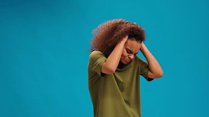 모델 라이프스타일 헤어스타일 응시 여자 얼굴 흑인 백그라운드 실내 한명 사람 뷰티 갈색 머리카락 유행 검은색 어둠 화장품 고통 표현 피부 두통 고립 편두통 4K MOV 해외동영상 클립영상 서양인 1 시선 감정 컬러 내부 생활 신체부위 머리 질병 동영상 파일형식