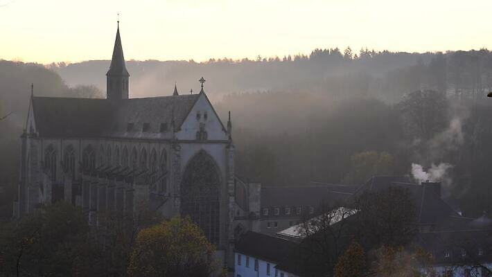식물 유럽 종교 문화 여행 건축양식 자연 아침 독일 파노라마 풍경 사람없음 야외 건물 관광지 성당 교회 새벽 안개 가을 시골 역사 수도원 랜드마크 명승지 바실리카 수녀원 신앙심 4K MP4 해외동영상 클립영상 주간 자연요소 건축물 계절 건축 나라 종교건축 날씨 촬영기법 생태계 동영상 파일형식