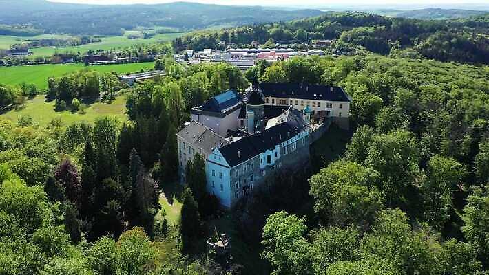 외관 공원 여행 건축양식 주택 안테나 파노라마 풍경 사람없음 야외 건물 탑 정원 궁전 바위 시골 성 중세 역사 숲 체코 고딕 랜드마크 르네상스 보헤미아 안뜰 옛날 왕국 조감도 4K MP4 해외동영상 클립영상 건축물 공공시설 건축 유럽 고건축 통신 촬영기법 돌_바위 동영상 파일형식