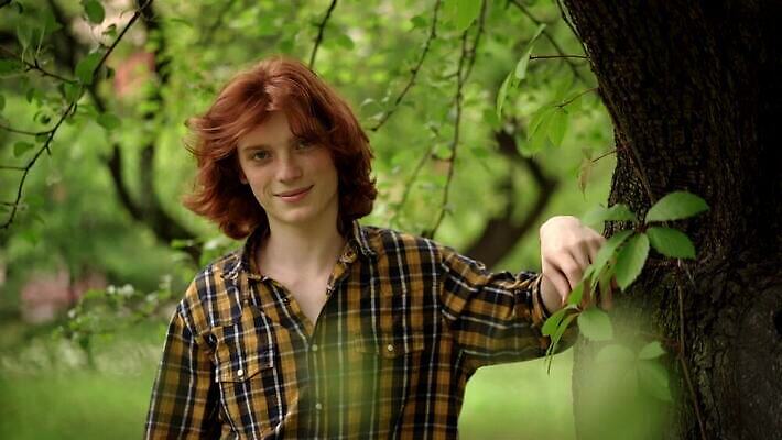 백인 모델 1 학생 라이프스타일 응시 옷 공원 남자 유럽 포즈 셔츠 한명 사람 소년 성인 야외 10대 유행 도시 시원함 생강 몽상가 스타일 힙스터 MP4 해외동영상 슬로모션 클립영상 서양인 시선 공공시설 패션 나라 어린이 상의 채소 청소년 촬영기법 생활 동영상 파일형식