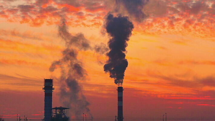 식물 실루엣 산업 공장 하늘 굴뚝 사람없음 빛 글로벌 태양 쌓기 일출 환경 탑 힘 황혼 일몰 손상 에너지 뜨거움 오염 분위기 연기 역 수증기 큼 연료 가스 지구온난화 배기가스 생태학 스모그 이산화탄소 화학물질 4K MOV 해외동영상 클립영상 자연요소 건축물 교육 컨셉 공업 교통시설 모션 촬영기법 노을 화학 크기 동영상 기후변화 파일형식