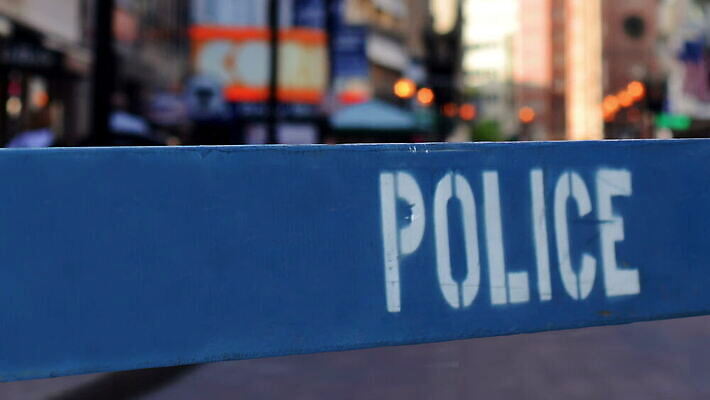 도로 선 십자가 경고 안전 이벤트 사람없음 미국 블록 자유 수확 경계선 긴급 도시 범죄 경찰 보호 군중 바리케이드 사건 사인 복고 보안 법 장면 증거 지역 탐정 살인 그런지 제어 체포 항의 MOV 해외동영상 클립영상 직업 길 컨셉 북아메리카 농업 교통시설 사람 경계 동영상 파일형식