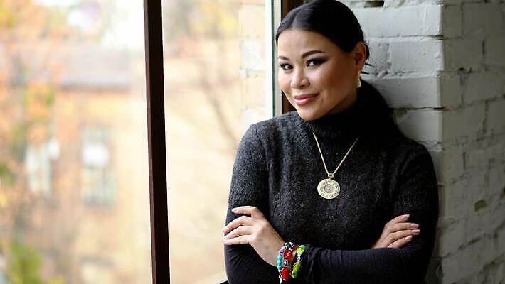 1 라이프스타일 옷 여자 행복 감정 벽 창문 팔찌 주택 갈색머리 실내 한명 미소 웃음 빛 햇빛 뷰티 검은색 기댐 방 스웨터 명상 긍정 리빙 내추럴 몽상가 팬던트 혼자 몽환 4K MOV 해외동영상 클립영상 헤어스타일 컬러 컨셉 상의 장신구 모션 표정 사람 내부 건물 생활 태양 동영상 파일형식