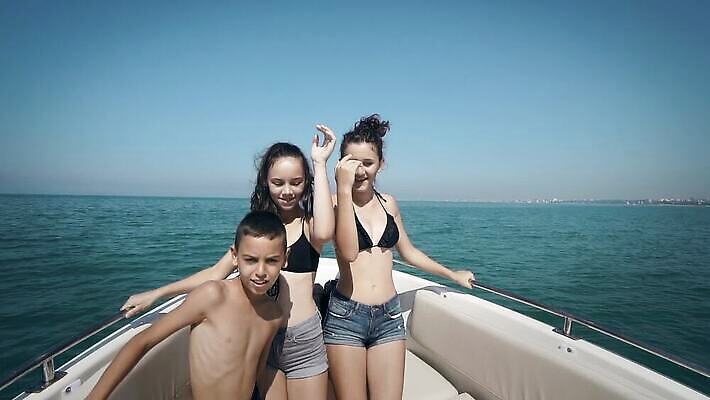 라이프스타일 여자 행복 어린이 바다 여행 요트 교통시설 발 휴가 항해 사람 사람없음 물 여름 친구 청춘 파티 손들기 여행객 봄 우정 춤 보트 그룹 크루즈 셀프카메라 다민족 섞기 MP4 해외동영상 슬로모션 클립영상 레이스천 자연요소 계절 감정 교통 컨셉 배_교통 관계 모션 문화예술 촬영기법 이벤트 생활 신체부위 사진촬영 직물 시설 동영상 파일형식