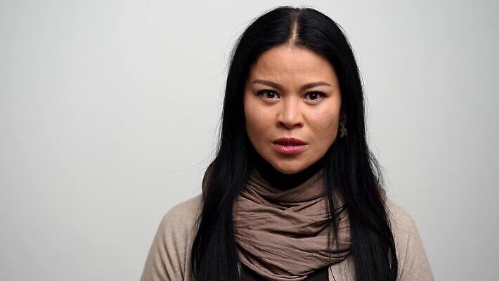 여자 감정 얼굴 백그라운드 스트레스 갈색머리 실내 한명 사람 동양인 성인 뷰티 분노 짜증 흰색 표현 닫기 흰배경 문제 혼란 혼혈 4K MOV 해외동영상 클립영상 1 헤어스타일 컬러 컨셉 모션 인종 내부 신체부위 다문화 동영상 파일형식