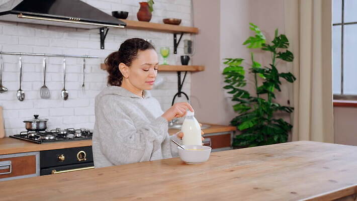 라이프스타일 접시 여자 음식 다이어트 탁자 아침 주택 실내 건강 한명 미소 성인 내부 주방 숟가락 식사 우유 흰색 잡기 사발 아침식사 시리얼 먹기 유기농 건강식 뮤즐리 혼혈 그래놀라 맛있는 4K MOV 해외동영상 슬로모션 클립영상 주간 1 식기 웰빙 컬러 가구 모션 유제품 촬영기법 수저 표정 사람 건물 생활 사기그릇 다문화 동영상 파일형식