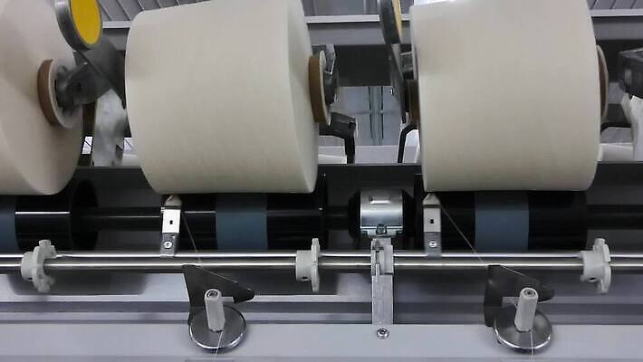 식물 옷 산업 선 비즈니스 공장 사람없음 기계 장비 흰색 공구 직물 면 업무 실 제조 바느질 실크 천 회전 실타래 섬유 얼레 방앗간 양모 감싸기 돌리기 방법 자동화 줄서기 MP4 해외동영상 클립영상 컬러 공업 모션 도구 작업 동영상 파일형식