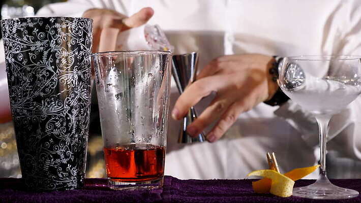 직업 라이프스타일 손 남자 음료 비즈니스 유리 주류 사람 물 파티 식당 얼음 알코올 업무 칵테일 바 붓기 우아함 야간 계산대 클럽 준비 만들기 바텐더 보드카 섞기 토닉 유흥 셰이커 4K MOV 해외동영상 클립영상 자연요소 컨셉 모션 재질 이벤트 생활 신체부위 상점 작업 동영상 파일형식