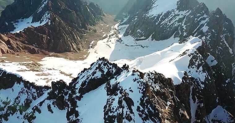 여행 겨울 하늘 산 안테나 파노라마 사람 사람없음 얼음 등산 트래킹 하이킹 광선 흰색 그룹 위험 오르기 알프스 암초 산봉우리 항공촬영 드론 산악가 원정 절정 카자흐스탄 눈내림 4K 알마티 MP4 해외동영상 클립영상 자연요소 계절 유럽 아시아 뷰포인트 컬러 컨셉 통신 모션 레저 눈_날씨 촬영기법 봉우리 동영상 파일형식