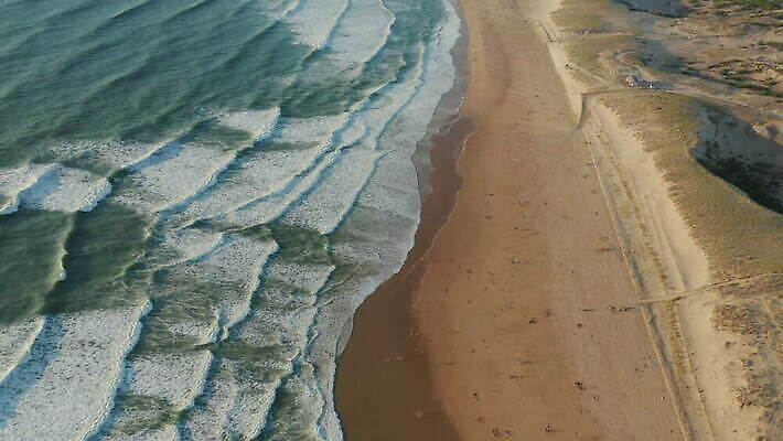 모래 파도 바다 컬러 백그라운드 자연 휴가 안테나 사람 풍경 사람없음 초록색 여름 파란색 모래사장 갈색 일몰 거품 프랑스 흰색 서퍼 프랑스어 항공촬영 드론 조감도 터키석 4K 틸트업 설정숏 MOV 해외동영상 클립영상 문자 계절 유럽 뷰포인트 통신 운동선수 촬영기법 노을 보석 생태계 동영상 파일형식