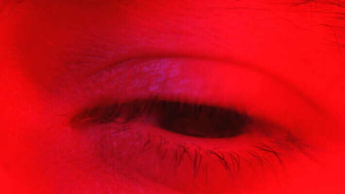 백인 1 학생 응시 남자 감정 얼굴 스트레스 한명 사람 성인 옆모습 빨간색 어둠 놀람 표현 닫기 무서움 고민 흥분 공포 충격 반응 심각 위기 재앙 호러 혼란 MOV 해외동영상 클립영상 서양인 시선 뷰포인트 컬러 컨셉 모션 표정 신체부위 동영상 파일형식