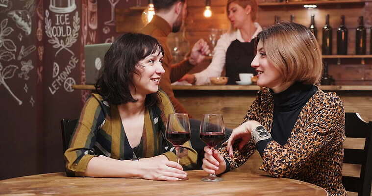 라이프스타일 여자 행복 커피 2 함께함 실내 말하기 대화 미소 웃음 사람 앉기 성인 사람없음 내부 컵 친구 금발 식당 우정 카페 머그컵 마시기 만족 점심식사 채팅 사교적 4K MOV 해외동영상 클립영상 헤어스타일 식기 감정 음료 컨셉 관계 모션 표정 생활 상점 식사 동영상 파일형식