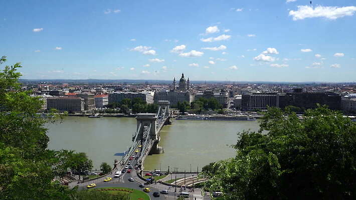 구름 유럽 도로 컬러 여행 건축양식 교통시설 하늘 파노라마 풍경 사람없음 건물 물 파란색 강 도시풍경 반사 여행객 일출 황혼 새벽 도시 역사 재산 해충 야간 저녁 장면 타운 스카이라인 헝가리 천연기념물 다뉴브강 랜드마크 부다페스트 수도권 옛날 4K MOV 해외동영상 클립영상 자연요소 건축물 건축 나라 길 교통 촬영기법 사람 금융 노을 일몰 벌레 시설 지역 동영상 동유럽 파일형식