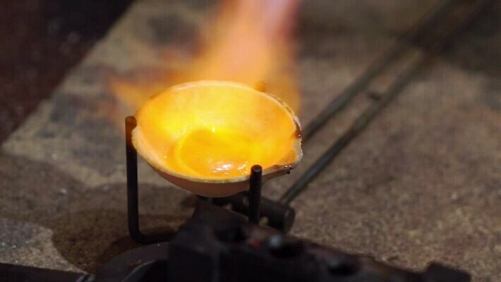 직업 디자인 산업 장신구 탁자 불 노동자 기술 사람없음 노란색 금속 장비 도구 공구 반지 작업 뜨거움 작업실 황금 고급 제조 은색 상품 보석 버너 만들기 난방 공예가 대장장이 백금 솜씨 핸드메이드 화상 MOV 해외동영상 클립영상 자연요소 컬러 가구 컨셉 모션 재질 상처 광석 동영상 파일형식