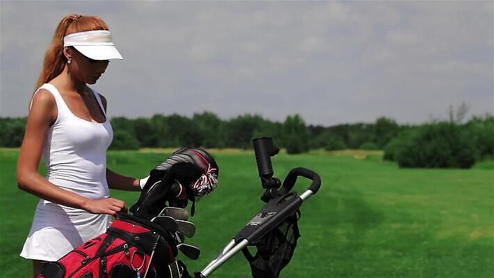 백인 직업 외관 스포츠 신발 티셔츠 골프 신체 가방 자연 놀이 하늘 양말 한명 사람 잔디 성인 야외 빨간색 초록색 치마 햇빛 숫자 섹시 걷기 장비 흰색 골퍼 선택 강의 클럽 적재 빨간머리 승자 퍼터 플레이어 MP4 해외동영상 클립영상 서양인 식물 문자 1 헤어스타일 잡화 컬러 컨셉 셔츠 모션 하의 운동선수 태양 구기 생태계 동영상 파일형식