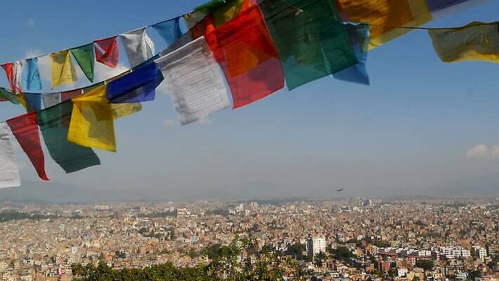전통 외관 공공시설 아시아 종교 문화 물결 여행 불교 모션 하늘 바람 매달리기 파노라마 풍경 사람없음 도시풍경 컬러풀 햇빛 믿음 계곡 활발 자유 기도 도시 사찰 재산 심볼 신성 네팔 기념물 강렬 숭배 신앙심 전국 카트만두 히말라야 카피스페이스 MOV 해외동영상 클립영상 자연요소 감정 나라 컬러 컨셉 종교건축 날씨 촬영기법 금융 태양 공백 시설 동영상 파일형식 산맥